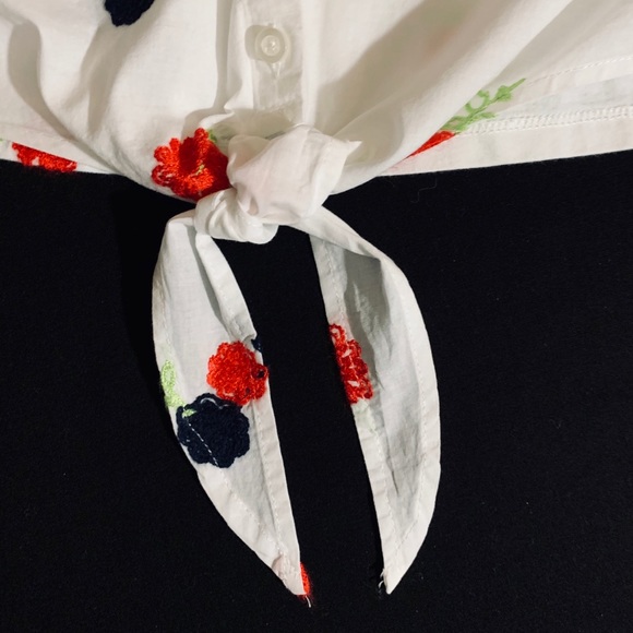 White top with red and blue accents - Picture 2 of 3